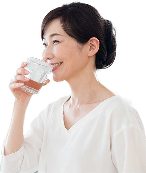 パワーフコイダンを飲む女性